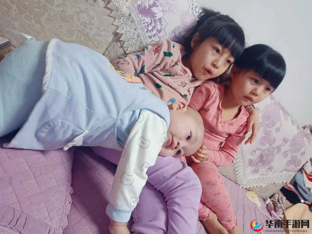 可爱姐弟：妹妹喂姐姐吃困吧