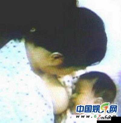 喂奶被艹：当母爱与性交织