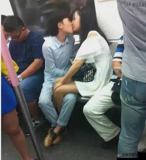 男生把大坤巴塞到男生嘴里：同性之间的亲密行为引发争议