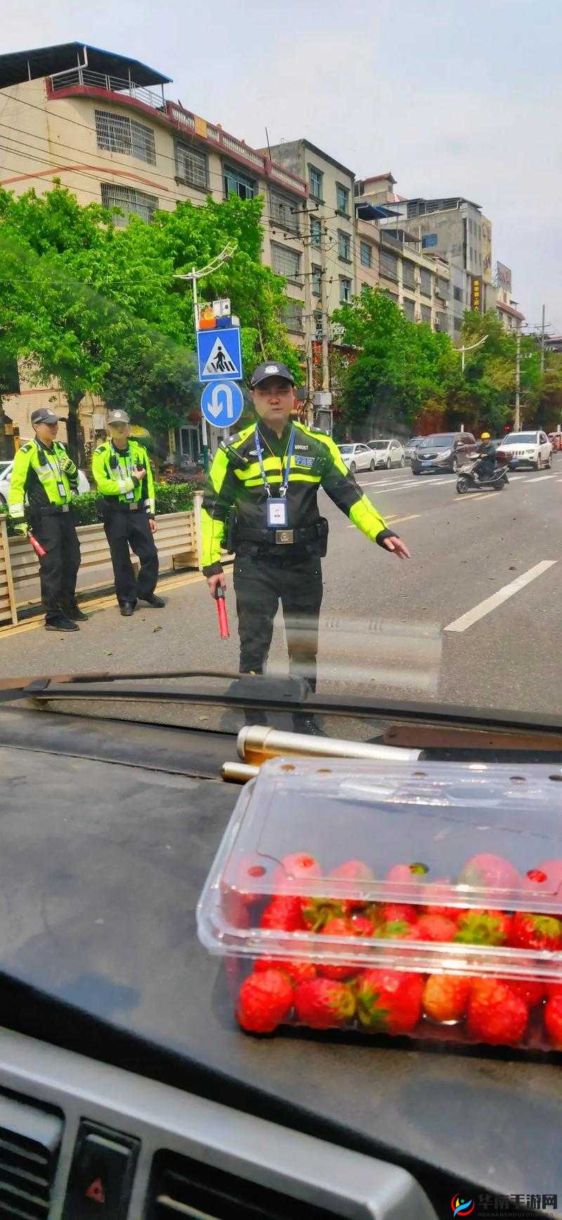 交警用小 XUE 查酒驾 H：守护道路安全