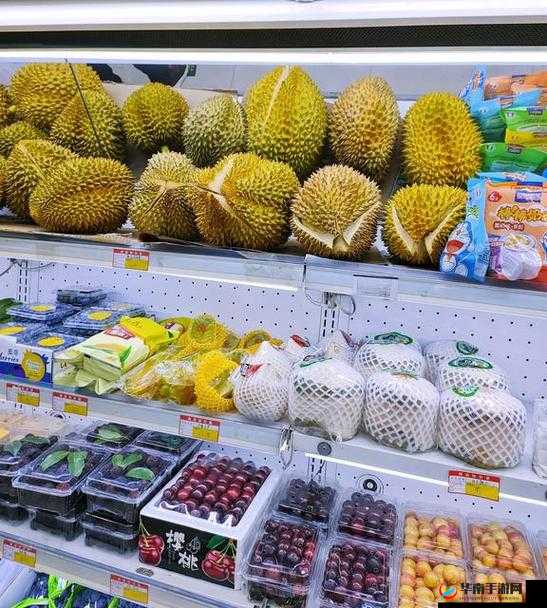 小明的妈妈和李阿姨去同一水果店：发生了什么