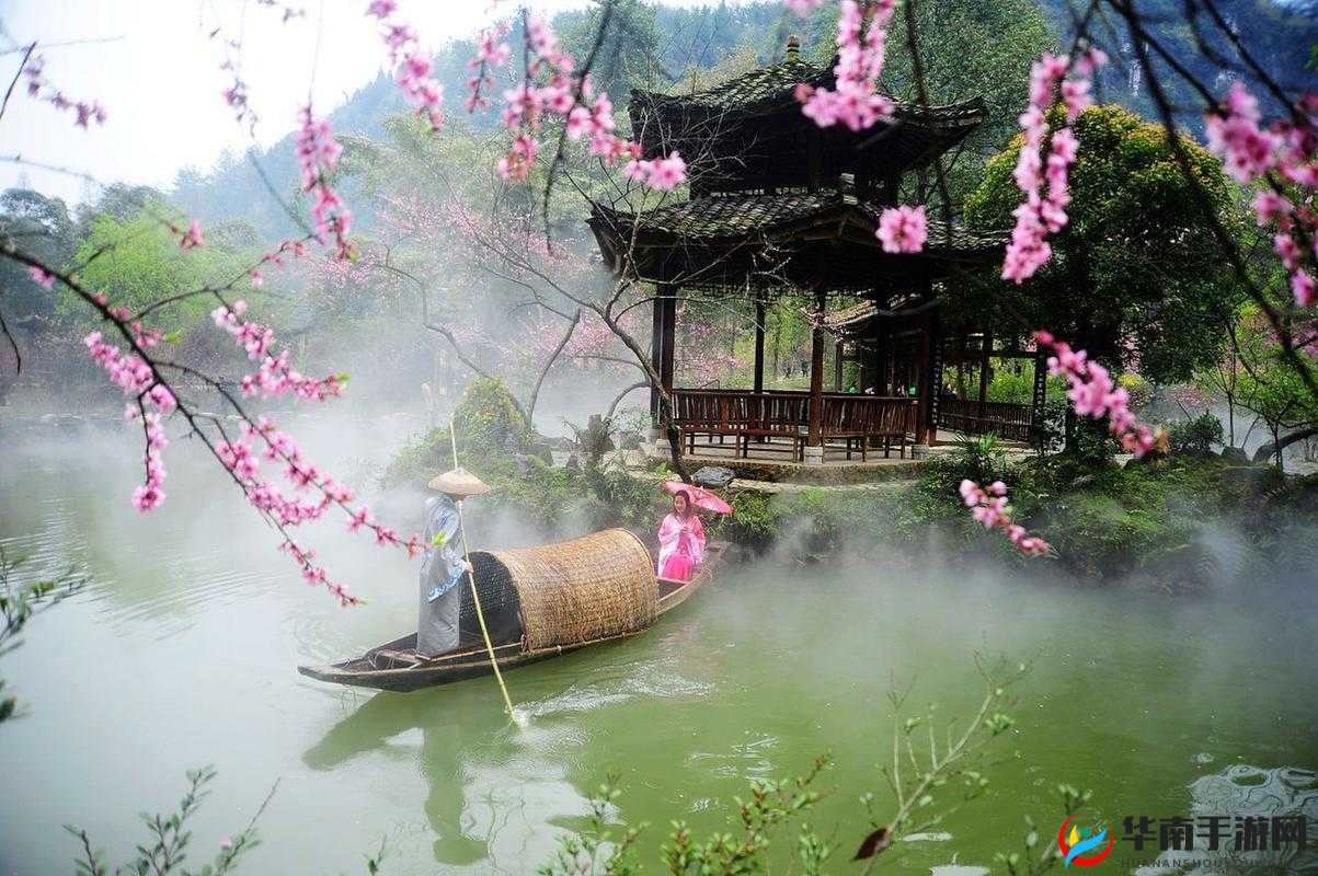 桃花洞口溪水潺潺景象迷人