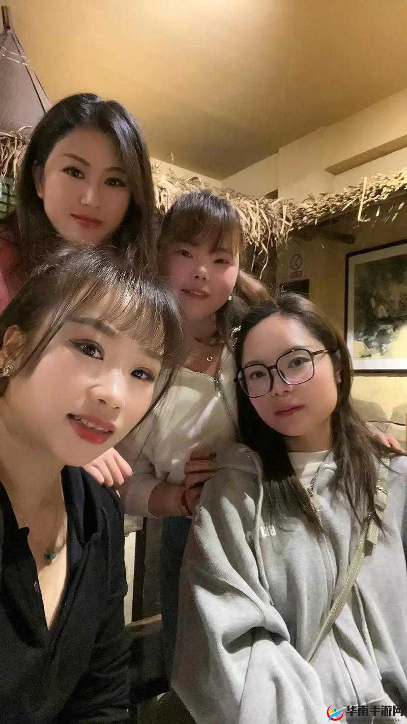 双飞探花：一老一少老阿姨带闺蜜一起服务