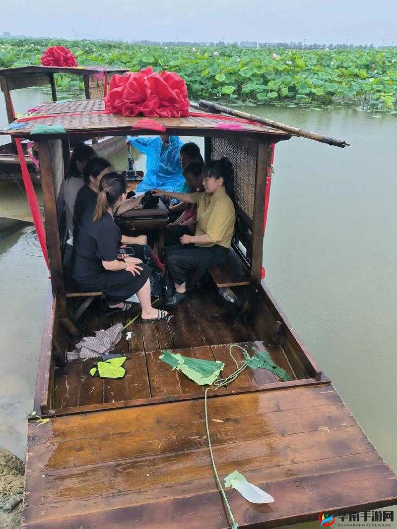 老人船上弄雨荷好吗：这是怎么回事