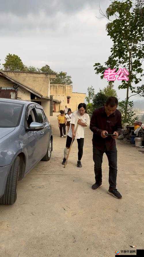 老婆运动接听老公电话，别样温馨场景