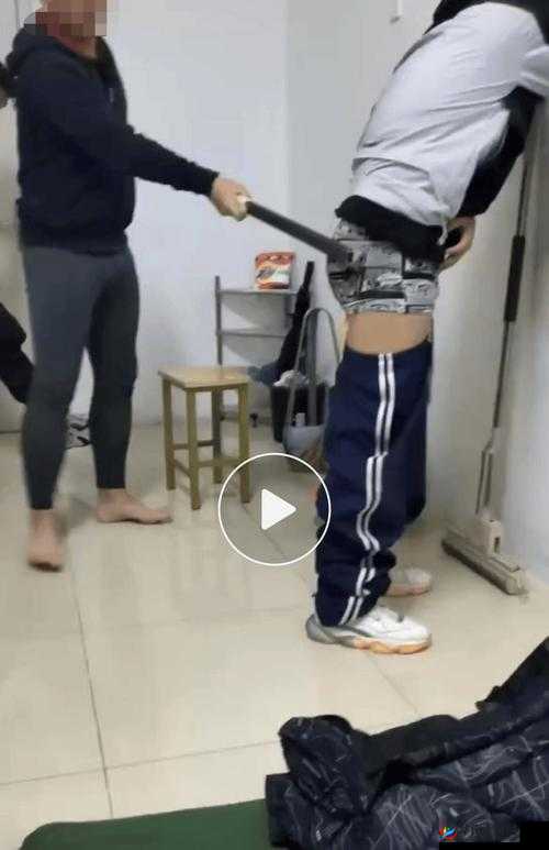 美女脱衣露出尿孔：窥探隐私还是艺术表达？