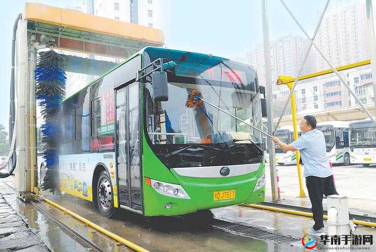 林喜宝公交车：城市中的移动风景线