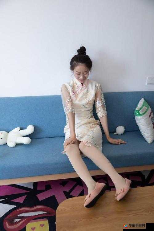 极品网红萌白酱金丝旗袍：绝美风采展现