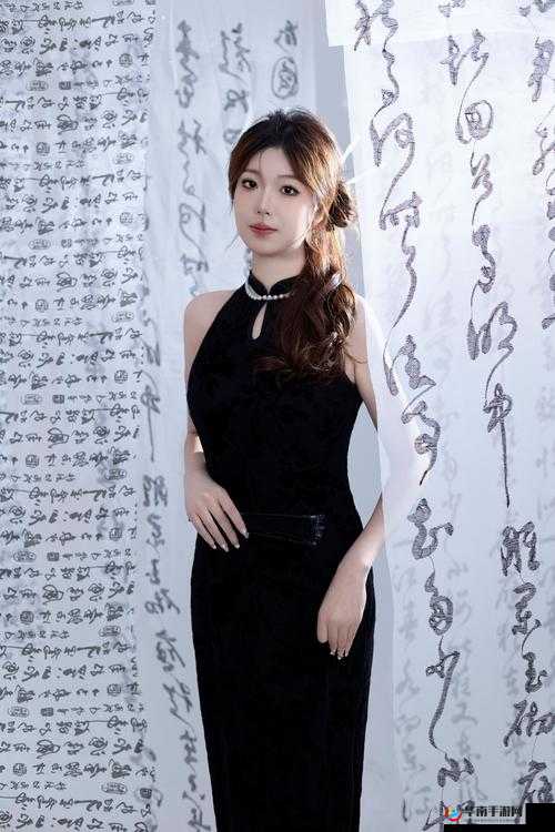 叉腿掰阴大胆艺术照：极致之美