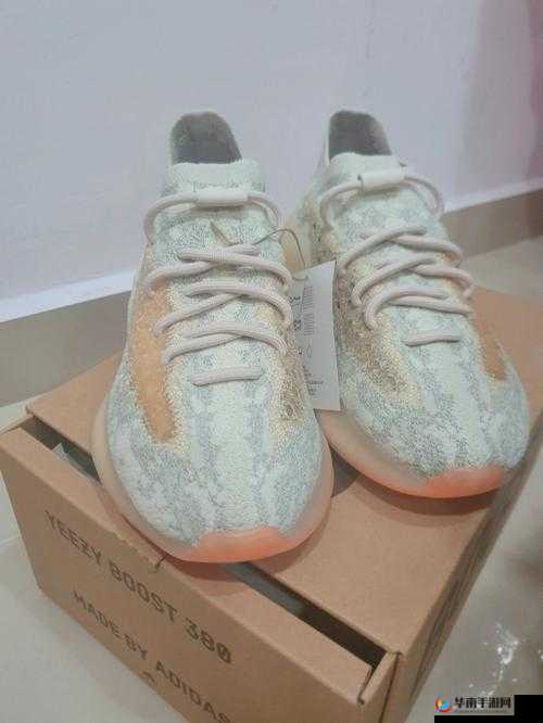 Yeezy380 蜜桃粉和白色解读：时尚潮流的全新诠释