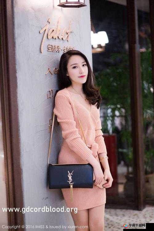 视频：老师真丝全开袍思施，展现女性优雅之美