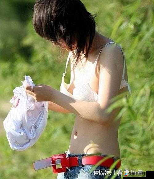 张筱雨大胆人体艺术写真：扒开大腿无遮挡