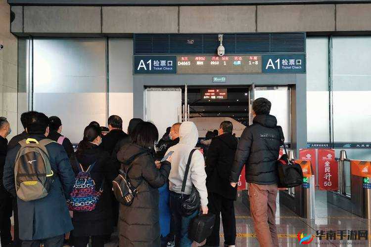 检票员用下面检票按尺寸上车：保障乘车秩序的重要环节