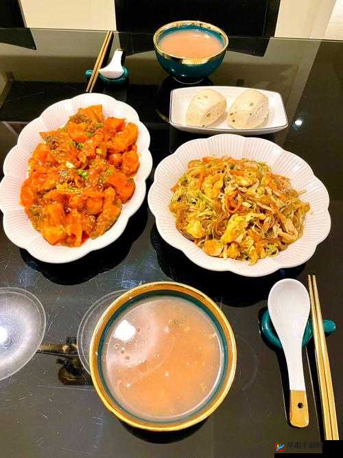 老卫和淑荣的家庭晚餐：温馨时刻中的亲情与美食交融