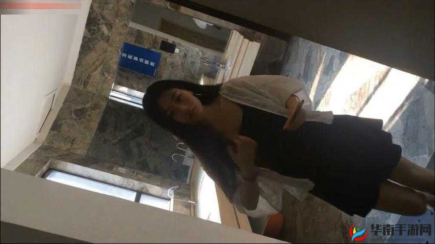 牛人潜入沟厕进行 TP 盗摄且正处于播放状态