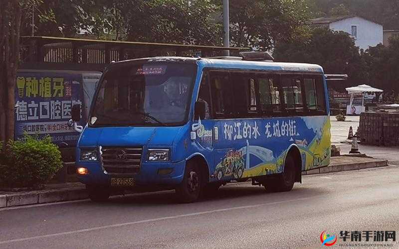 颠簸的公交车：一段充满未知与挑战的城市旅途