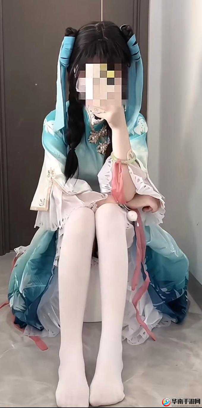 白丝校花甜美扒开美腿：清纯与诱惑的交织