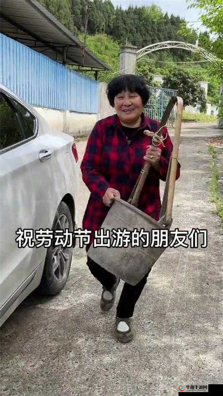 女背男坐床边尿桶小便的日常生活场景，揭示家庭生活的真实细节与温馨时刻